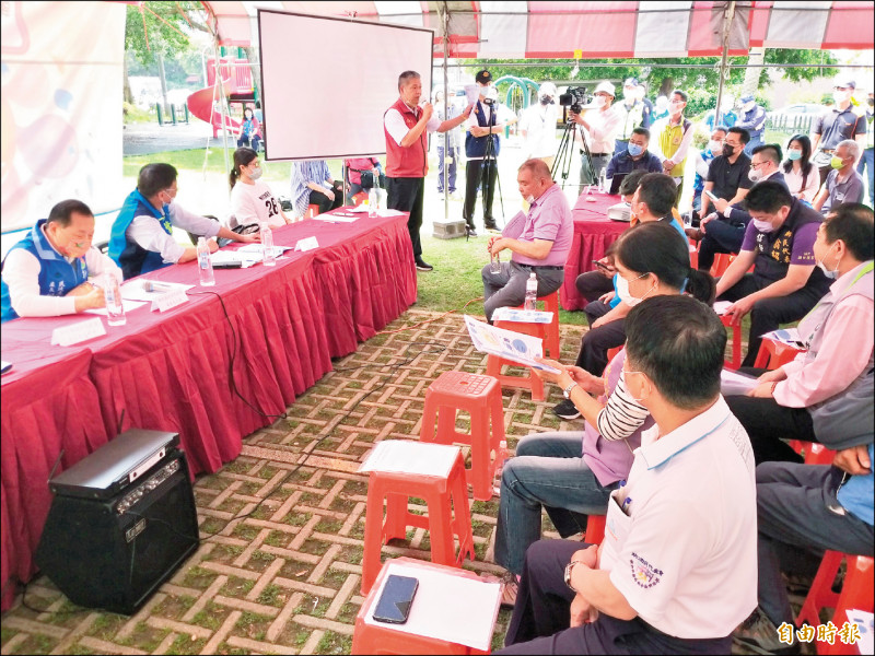 新竹縣政府昨天在湖口鄉波羅村集會所召開縣立生命紀念園區環境影響評估公開說明會，現場砲聲隆隆。（記者廖雪茹攝）