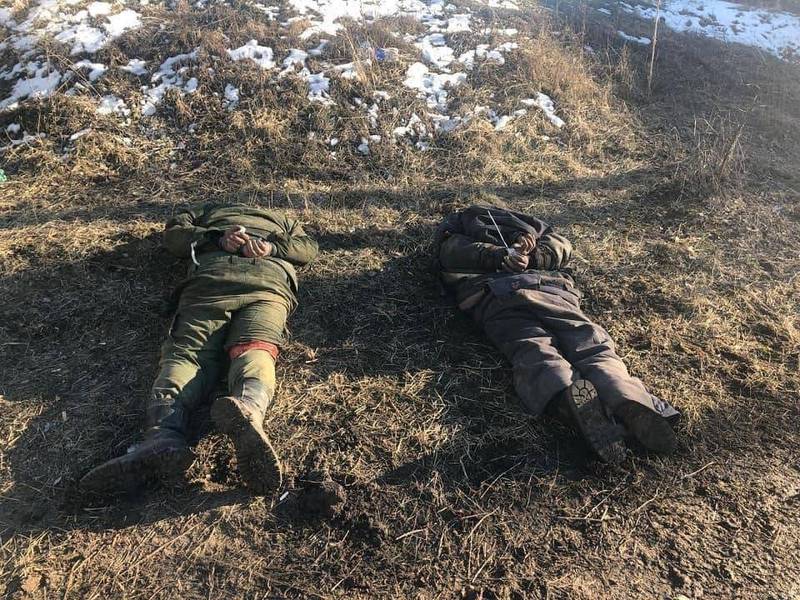 趴在地上的2名战俘身上装备相当简陋。（图取自乌克兰国防部Telegram）(photo:LTN)