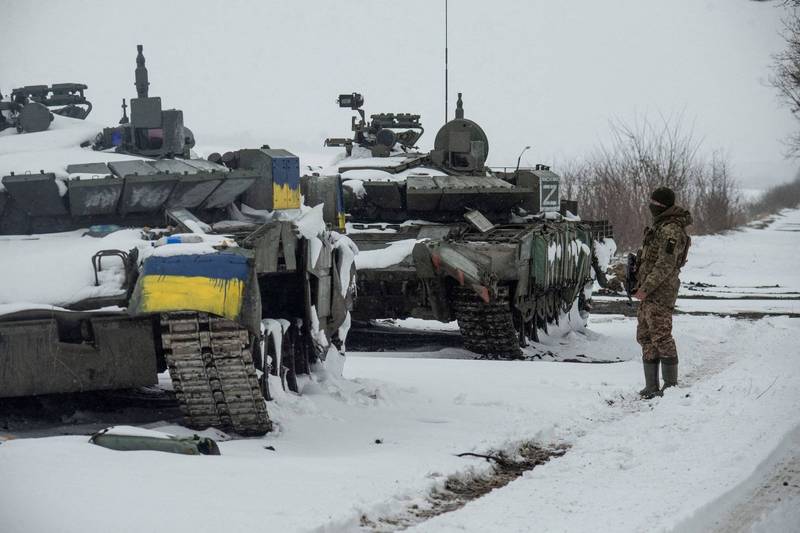 俄羅斯軍隊使用的許多裝備與烏克蘭士兵使用的裝備相似或相同，許多被俄軍遺棄的裝備，經修復後改為烏克蘭效力，烏克蘭藍黃國旗塗在俄羅斯軍事標誌上作為標示。（路透）
