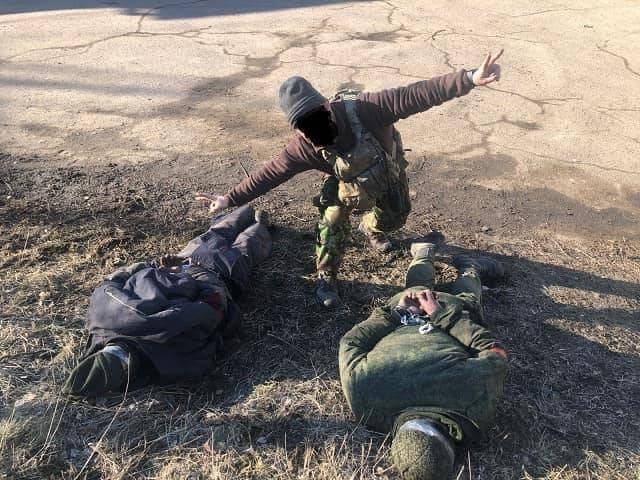 乌克兰国防部21日PO出抓到2名装备简陋充当「砲灰」的战俘，中间的乌军还开心比YA合照。（图取自乌克兰国防部Telegram）(photo:LTN)