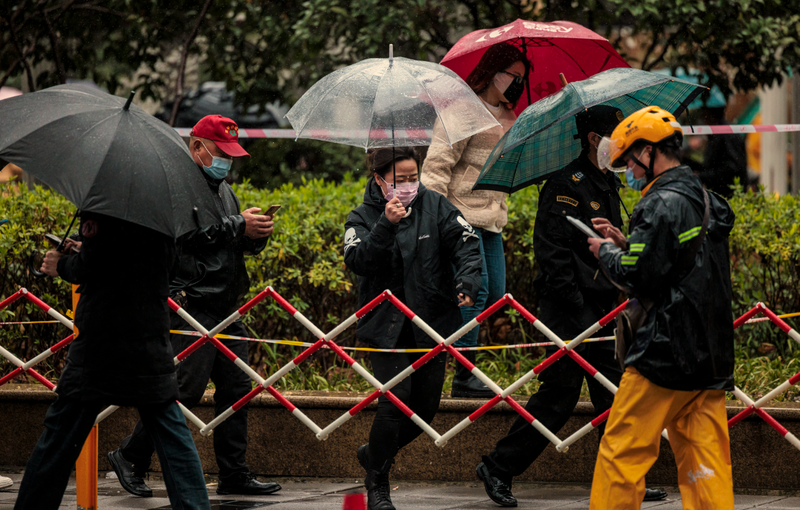 中國官方「毫不動搖執行動態清零」態度引發質疑，圖為上海居民等待檢測。（歐新社）