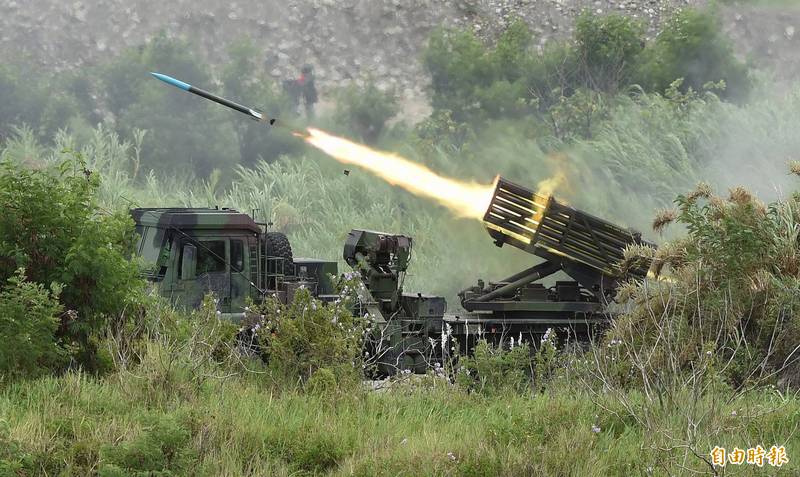 圖為陸軍雷霆2000多管火箭發射 。（資料照）