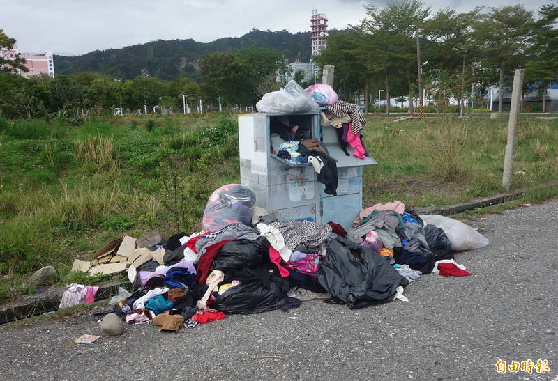 台東市舊衣回收箱成了垃圾場。（記者黃明堂攝）