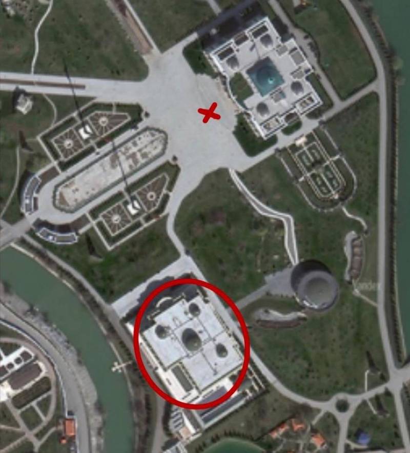 车臣总统府空照图，打叉处疑为卡德罗夫拍照点，下方红圈处为照片中的背景建筑。（翻摄自推特）(photo:LTN)