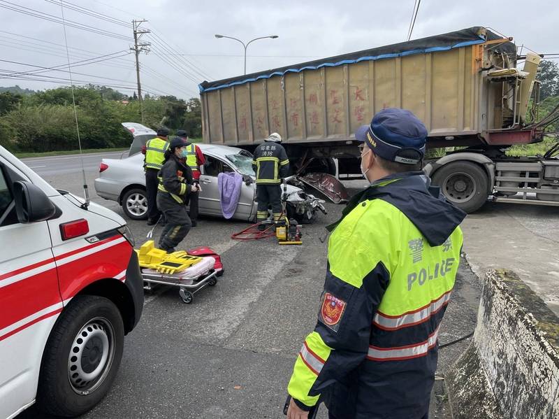 苗栗縣重大車禍轎車與曳引車相撞1死1昏迷，警方調查肇事原因中。（民眾提供）