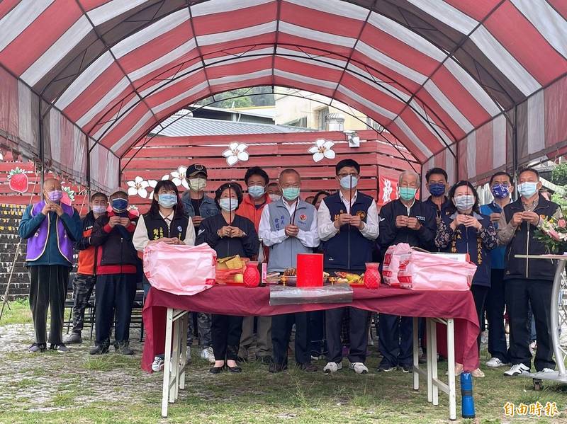 獅潭鄉汶水河濱公園遊憩空間以「茶壽」當主題，今天動土。（記者蔡政岷攝）