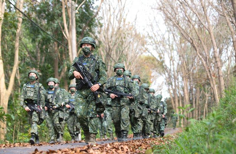 新式教召陸軍南部首梯第4天，隨即安排戰術行軍，105榴砲也跟著移動。（八軍團提供）