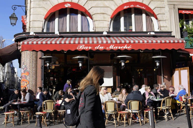 法国于上週一（14号）解除了大部分的防疫措施，在大多数场合民众毋需配戴口罩。图为法国巴黎街景。（美联社资料照）(photo:LTN)