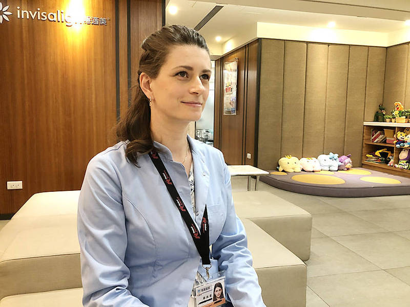 
Polish dentist Iga Kondziela sits in the lobby of the Hyatt Dental Clinic in Keelung on Sunday.
Photo: CNA