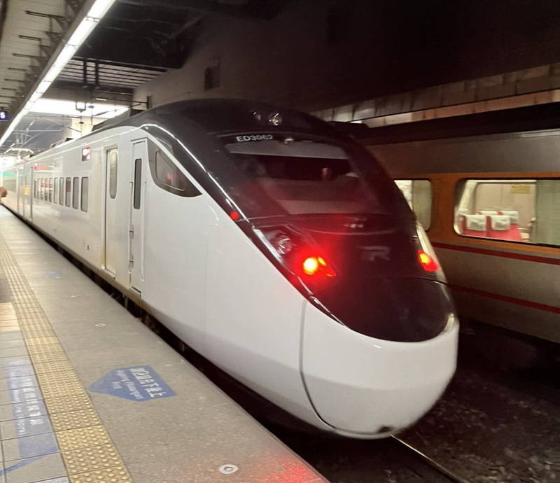 台鐵EMU3000型城際列車近日已在高雄火車站試車，3月29日將行駛台中-台東站，中途停靠高雄火車站。（讀者提供）