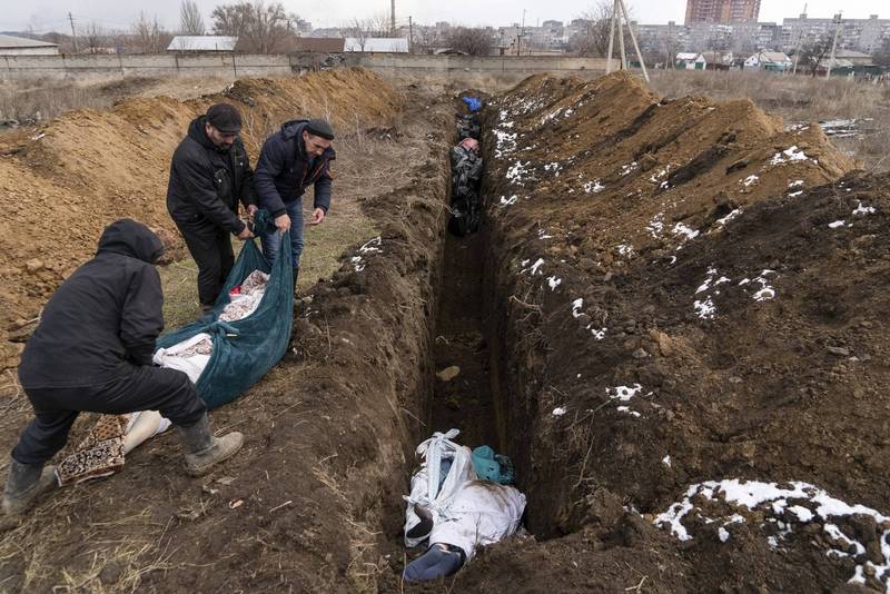 马立波市民迫于俄军砲火，无法好好安葬遗体，只能将遗体暂时在路旁挖坑掩埋。（路透）(photo:LTN)