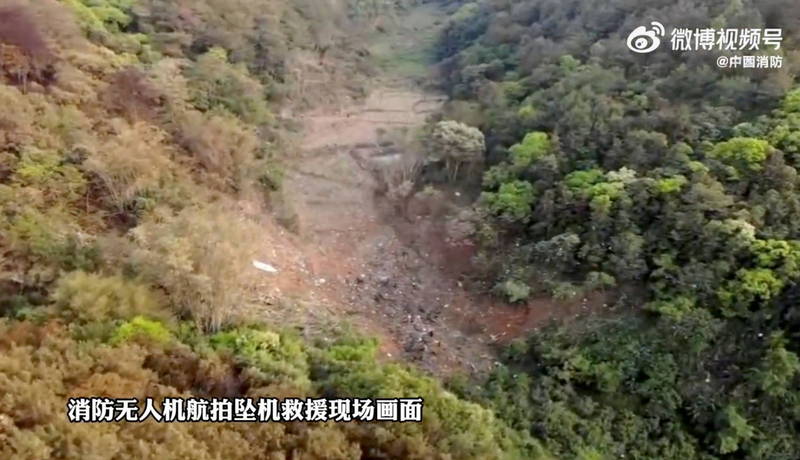中国东航MU5735班机坠毁地点空拍画面。（撷取自微博）(photo:LTN)