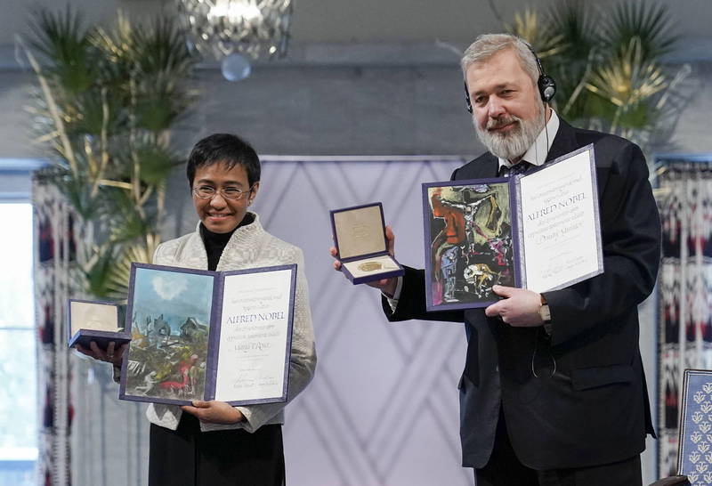 2021年諾貝爾和平獎得主，菲律賓女記者雷薩（左）與俄羅斯《新報》主編穆拉托夫（右）。穆拉托夫今日宣布將捐出獎章拍賣所得，以協助烏克蘭難民。（歐新社資料照）