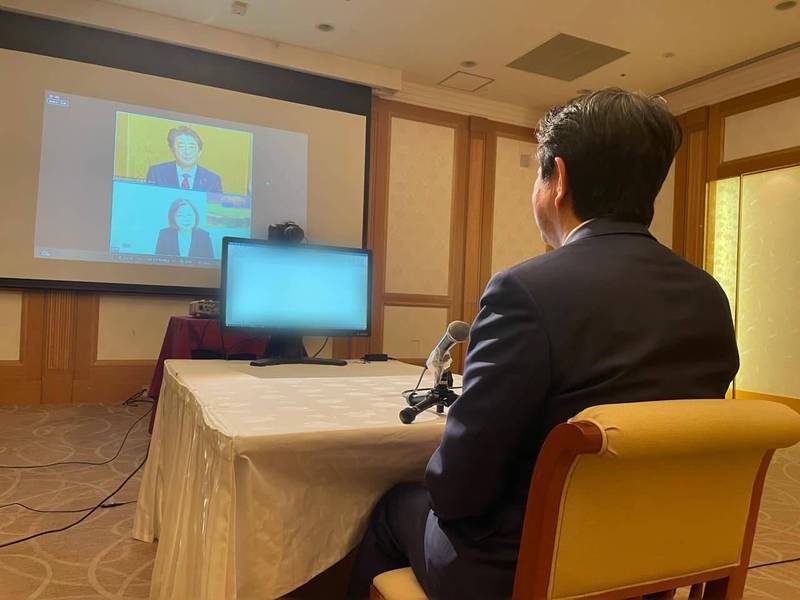 日本首相安倍晉三與蔡英文總統進行首次的視訊會談。（取自安倍晉三臉書）