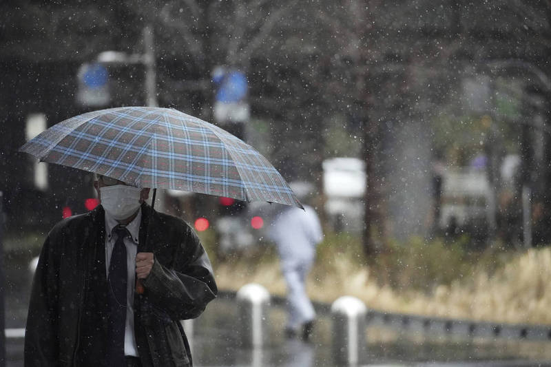 圖為今日東京下雪情況。（美聯社）