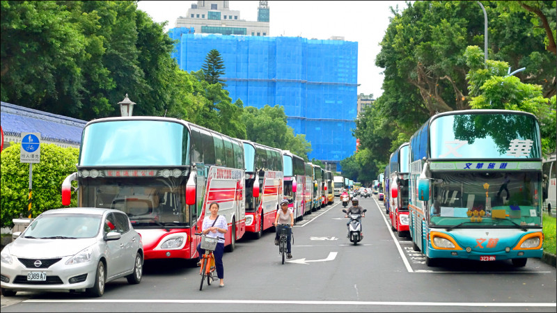 為杜絕疲勞駕駛風險，交通部將修法限遊覽車司機從工作報到至結束不得超過11小時。（資料照）