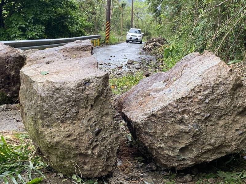 長濱鄉南溪產業道路因強震滾落巨石，交通中斷後上午已搶通。（記者黃明堂翻攝）