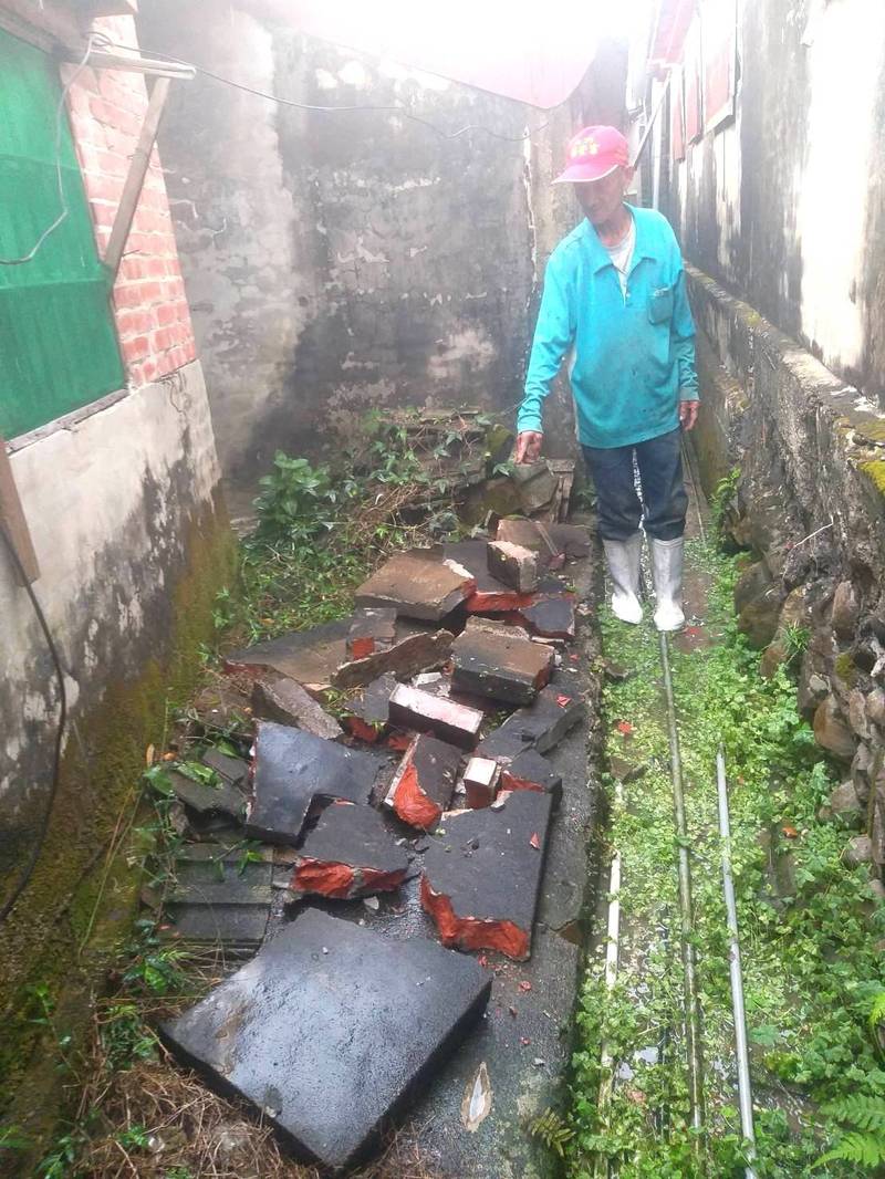 地震後，南化區北寮里1戶民宅屋頂受損。（民眾提供）
