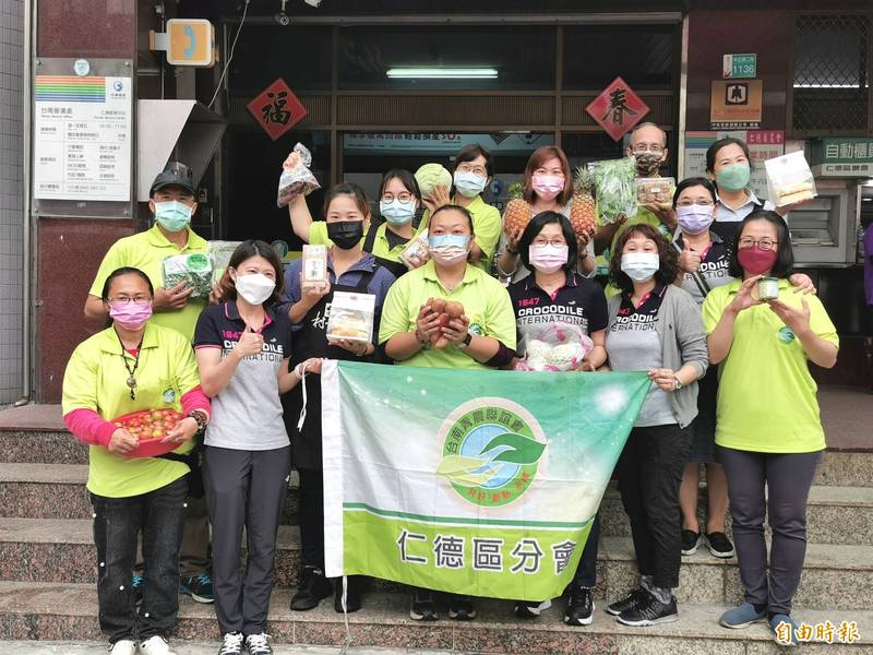 仁德區農會協助推動在地小農市集， 熱鬧開賣。（記者吳俊鋒攝）