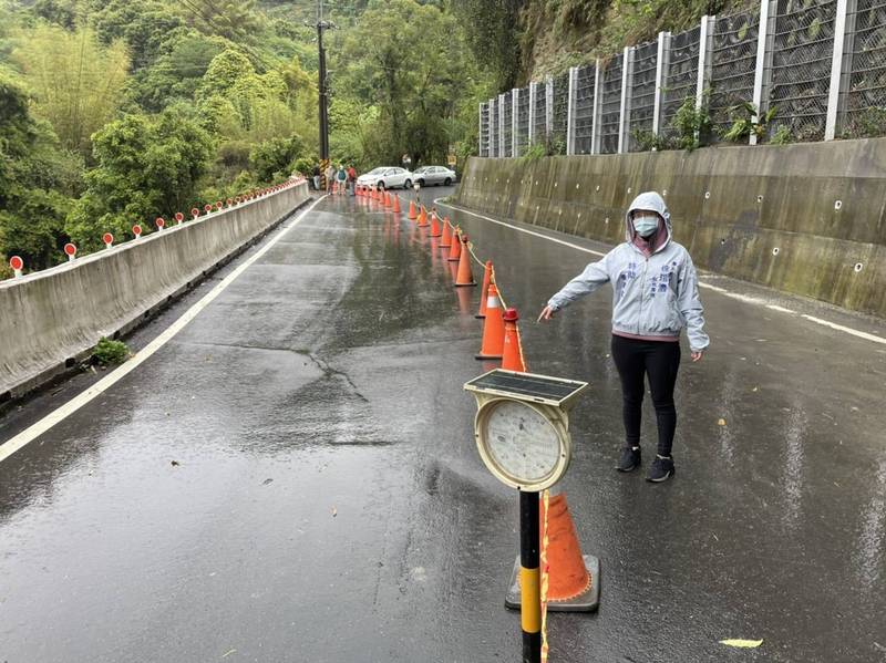 潭子區聚興里湳底巷40公尺長的路面下陷，目前只開放單向通行。（徐瑄灃提供）