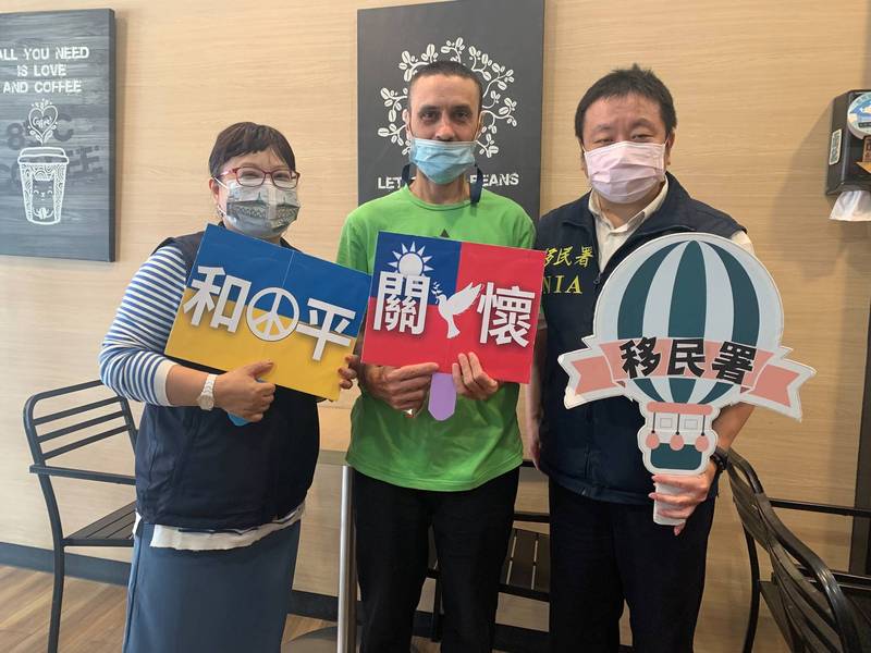 移民署南區事務大隊高雄市第二服務站前往關懷來台多年的烏國人民柏益國（中），並說明最新居留延期資訊。（圖由移民署高雄市第二服務站提供）