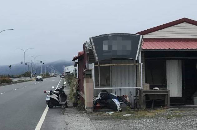 酒駕男違規右轉，被警車（左）追攔後自撞路邊，機車受損，人輕傷被逮捕。（台東警分局提供）