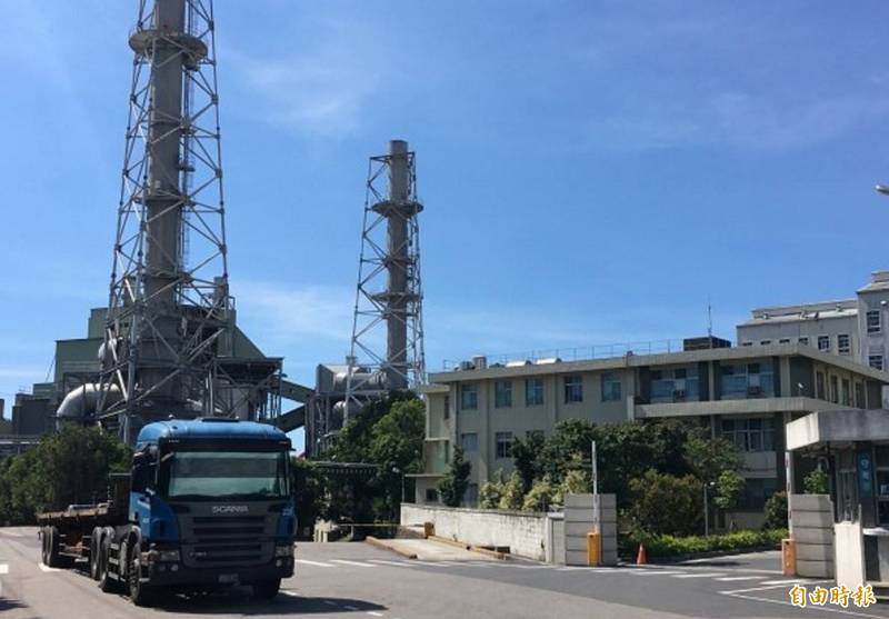 長春石油化學公司，柴油大型運輸車輛出入頻繁，排放廢氣衝擊空氣品質。縣府環保局將該處劃設為全縣第一處空品維護區並訂定行政管制規則。（資料照）