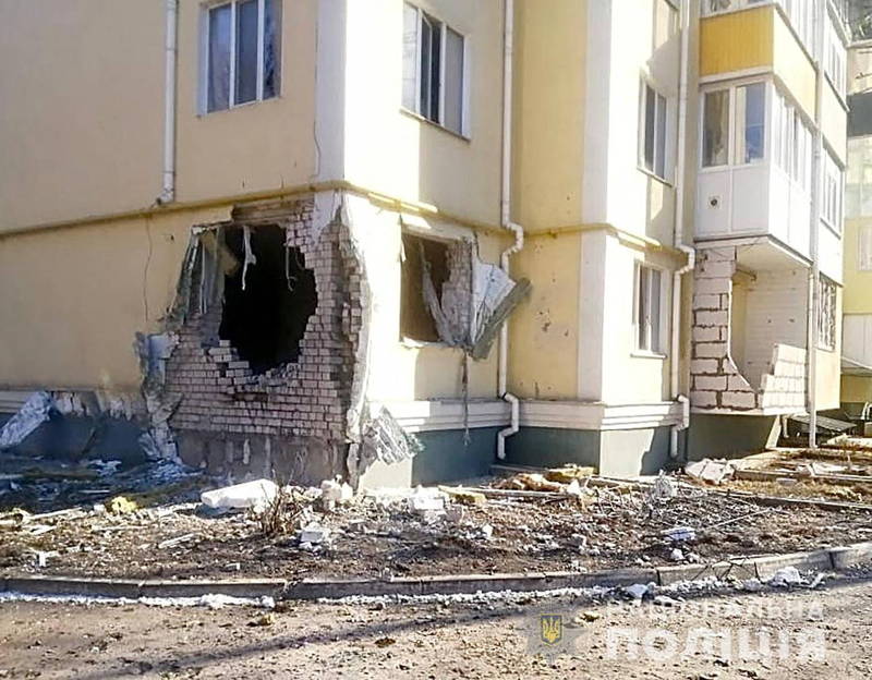烏克蘭切爾尼戈夫市市長艾楚申科控訴，俄軍蓄意針對平民與基礎設施進行攻擊，甚至還將空襲砲火對準了醫院，圖為切爾尼戈夫市內遭俄軍轟炸的民宅。（路透）