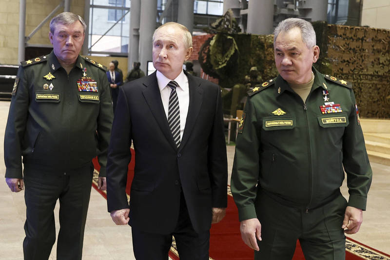 俄国防部长绍伊古（右）、武装部队总参谋长格拉西莫夫（左）等高官皆已近2週未公开现身，引发各方揣测。中间为俄国总统普廷。（美联社）(photo:LTN)