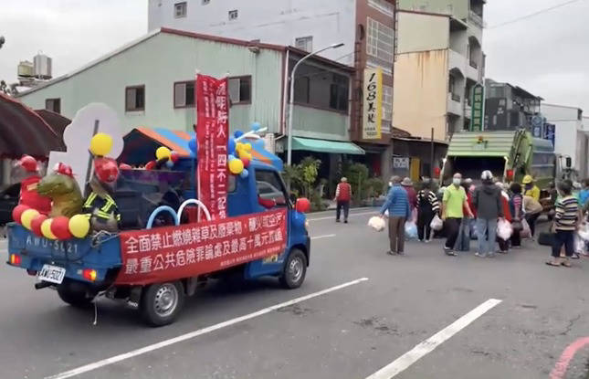 「別讓龍龍生氣氣」宣導車，載著消防噴水龍玩偶跟著清潔車跑，向民眾宣導清明防火。（麻豆消防分隊提供）