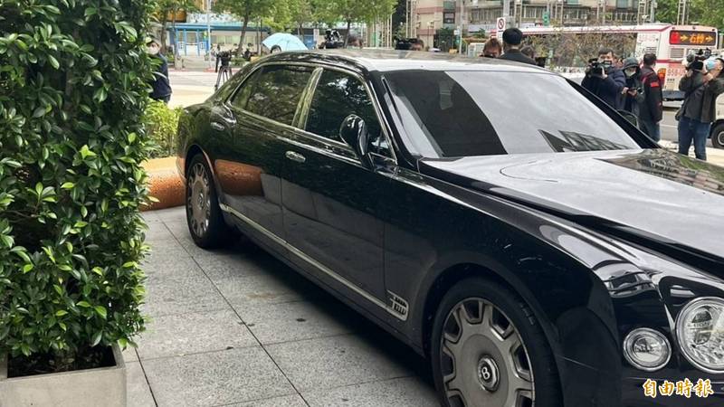 這輛賓利轎車在台北萬豪酒店外等候載老闆，卻遭開槍。（記者姚岳宏攝）