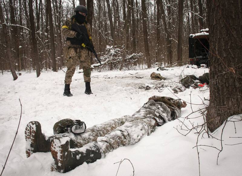 烏克蘭近期氣溫上升，原本被冰雪覆蓋的俄軍遺體也逐漸「解凍」，如何善後也成為烏克蘭政府的頭痛問題。（美聯社）