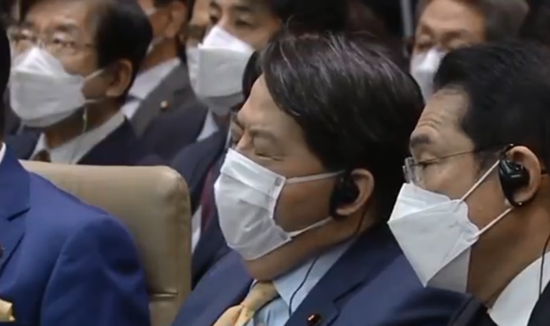 外务大臣林芳被发现在听泽伦斯基演讲时打呵欠，引发部分日本国民不满。（翻摄推特）(photo:LTN)