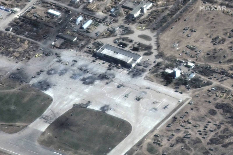 赫爾松機場的停機坪上，日前停了多架被摧毀的俄羅斯直升機。（美聯社）