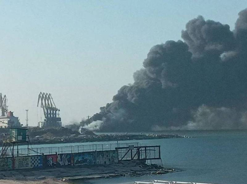 别尔江斯克港爆炸火光、黑烟直窜的影片在网路上疯传。（图取自乌克兰海军脸书）(photo:LTN)