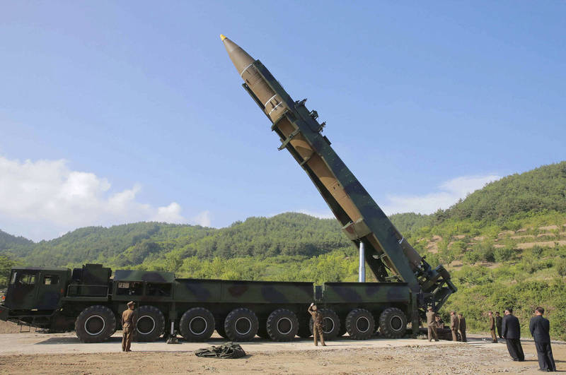 北韓24日下午疑似再發射一枚彈道飛彈。（美聯社檔案照）