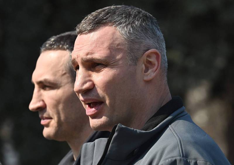 基辅市长克里契科（右）表示，基辅至今已有264名平民死亡。左为克里契科兄长，两人都是拳王。（法新社）(photo:LTN)