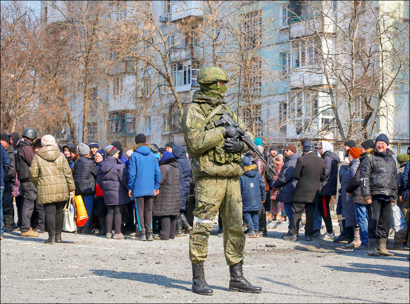 乌南港市马立波居民23日在俄军监视下领取人道救援物资。（路透）(photo:LTN)
