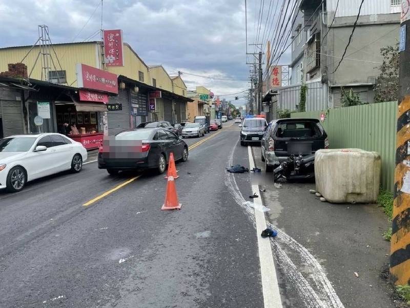 黃姓男子騎機車撞上停放路旁的自小客車。（警方提供）