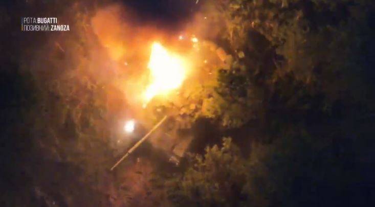 无人机锁定攻击目标后，接连发射火砲精准打击，俄军车辆被击中后立刻爆炸起火燃烧，熊熊火光窜天。（图取自推特）(photo:LTN)