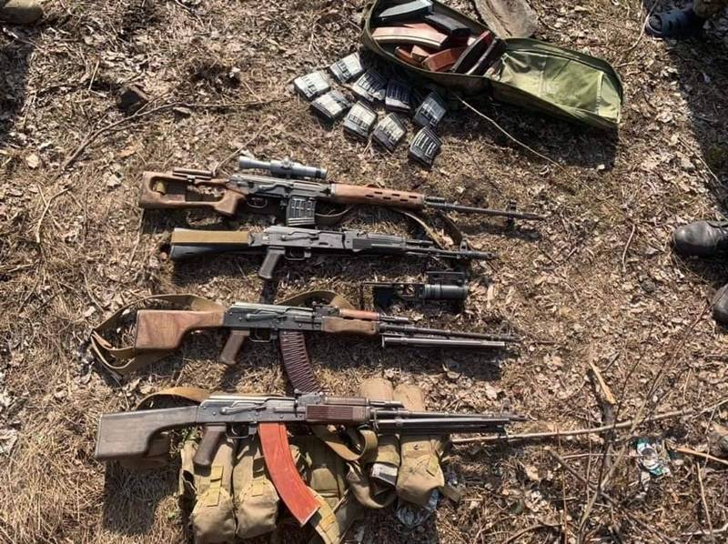 烏軍宣布成功伏擊由車臣士兵組成的俄軍最大部隊，擄獲武器裝備和陣亡士兵證件。（圖取自烏克蘭武裝部隊推特）