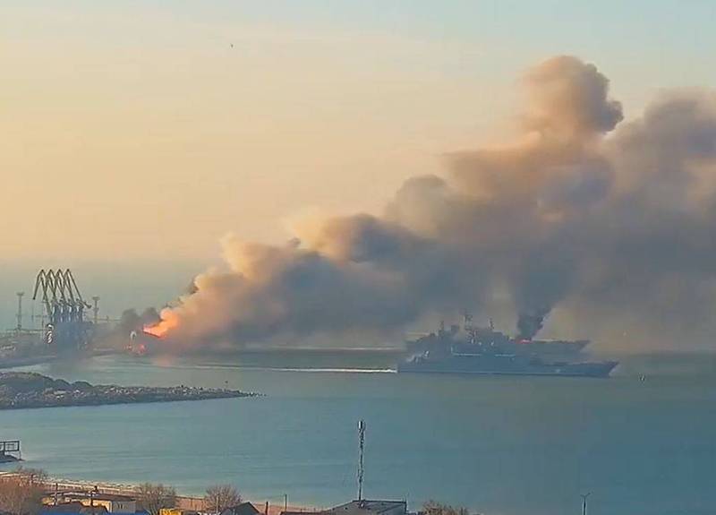 烏軍釋出「奧爾斯克號」在碼頭遇襲起火的高畫質影片。（圖取自烏克蘭海軍臉書）