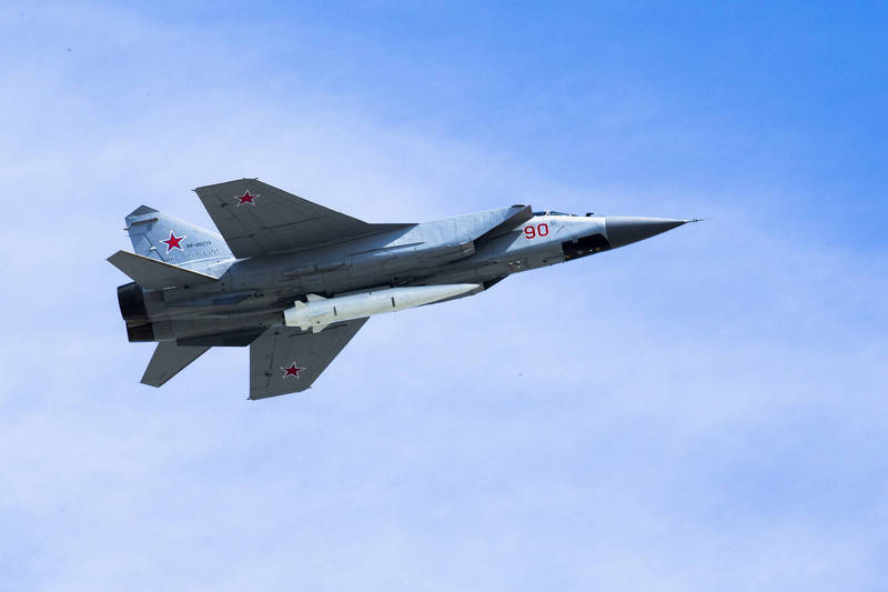 攜帶高超音速飛彈「匕首（Kinzhal）」的俄國米格-31K戰機。（美聯社）