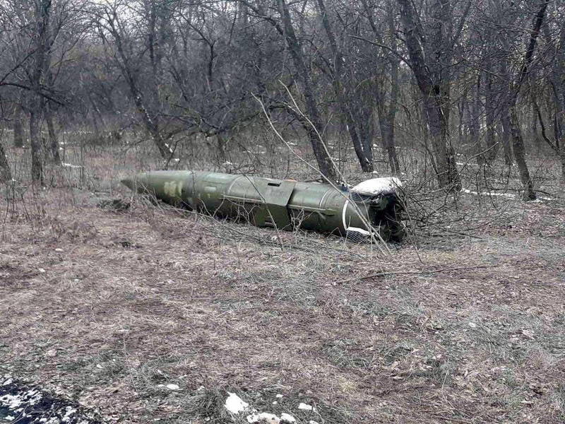 《路透》報導，俄羅斯攻擊烏克蘭的部分精確導引飛彈的故障率高達60%。圖為烏克蘭軍方發現俄軍的一顆未爆彈。