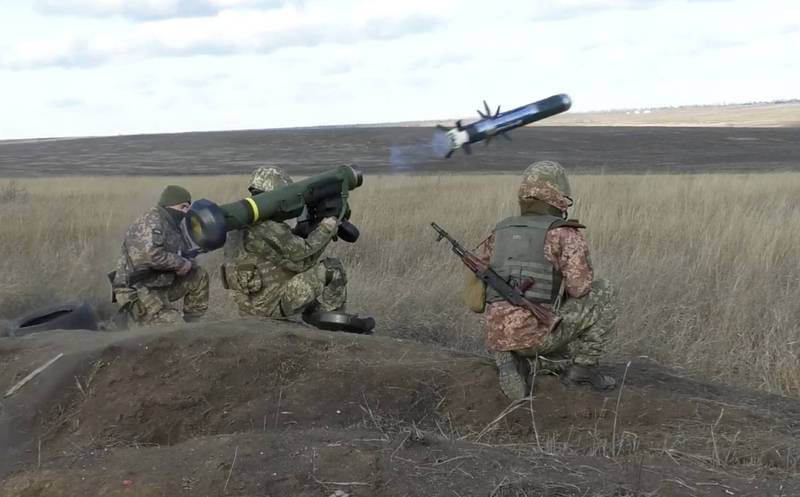 烏克蘭軍人手持標槍反戰車飛彈。（美聯社資料照）