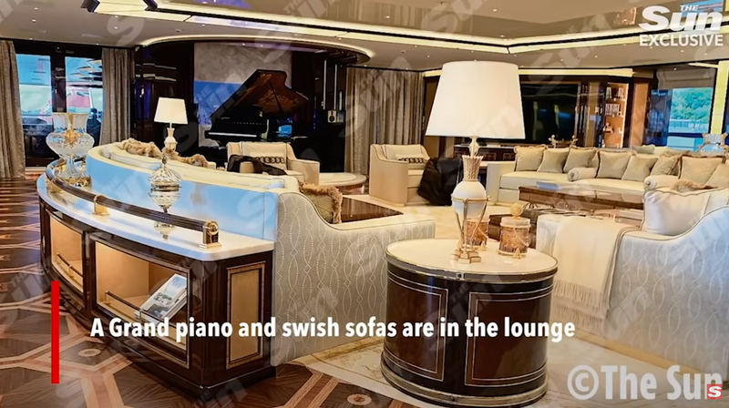 休息室内有一架三角钢琴及时尚的沙发。（图撷取自＠The Sun官方YouTube）(photo:LTN)