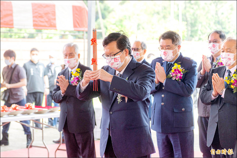 市長鄭文燦（左二）昨出席國軍桃園總醫院新建醫療大樓動土典禮。（記者許倬勛攝）