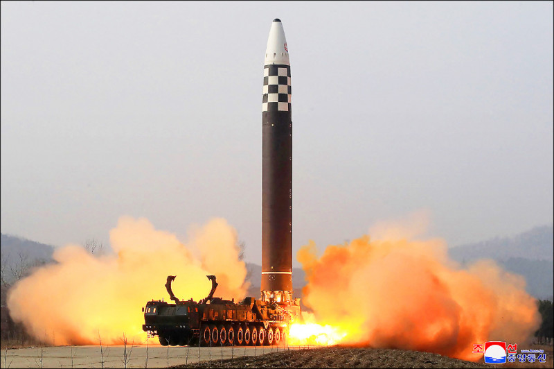 北韩官方媒体「朝鲜中央通信社」廿四日公布该国声称的新型洲际弹道飞弹（ICBM）「火星十七型」，号称「全球最大的移动式ICBM」。（法新社）(photo:LTN)