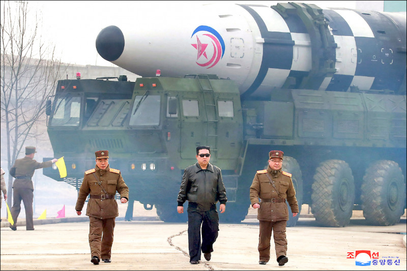 北韩公布新型洲际弹道飞弹（ICBM）「火星17型」，金正恩前往视察。（路透）(photo:LTN)