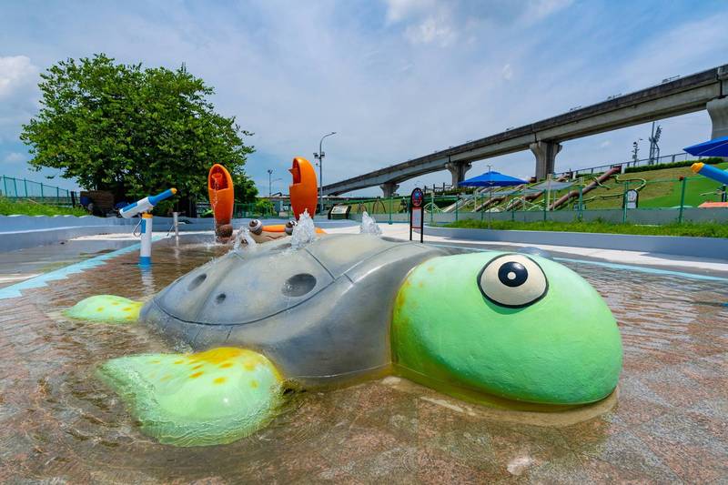 「海世界水樂園」設計以台灣周邊海洋生物為主題，打造7大台灣特色水中生物，如綠蠵龜、萬里蟹、彈塗魚、寄居蟹、澎湖章魚、海月水母、花園鰻等親水設施。 （新北市政府高灘地工程管理處提供）